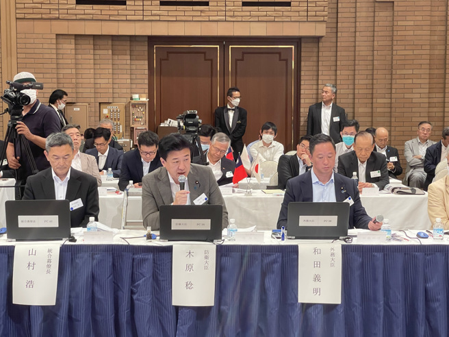 日本防卫大臣木原稔（前排中）。(图/ 中央社)