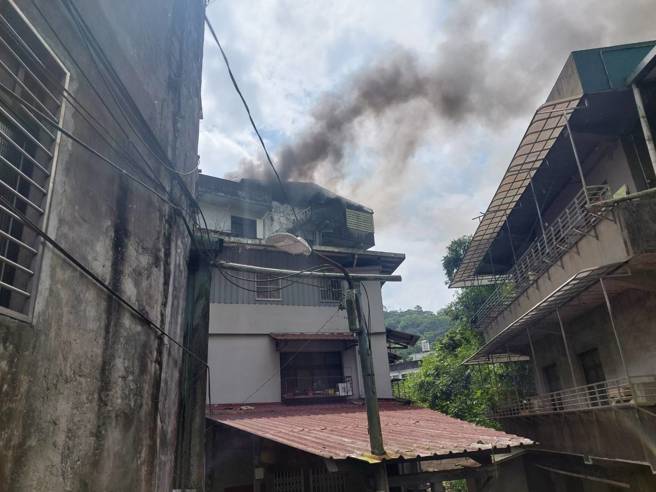 新北市新店区北宜路二段266巷发生一起火警。（图／警方提供）