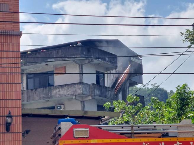 新北市新店区北宜路二段266巷发生一起火警。（图／警方提供）