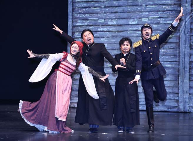 楊千霈（左起）、曾國城、唐從聖、陳大天模仿嫦娥奔月搞笑合照。（羅永銘攝）