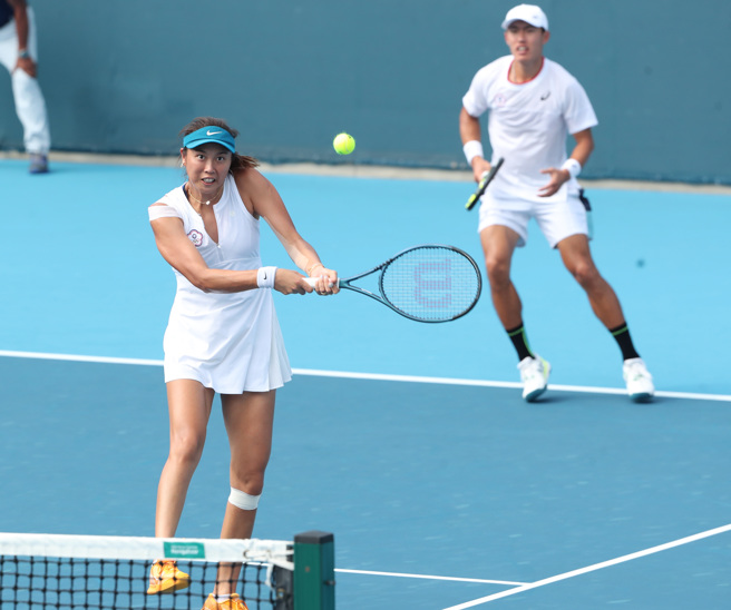 詹皓晴（前）、许育修在杭州亚运网球混双获得铜牌。（郑任南摄）