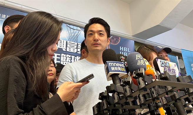 台北市长蒋万安29日表示，自己与侯友宜一直都有非常畅通的沟通，也证实晚间会与侯友宜见面，讨论各项议题彼此交换意见。（丁上程摄）