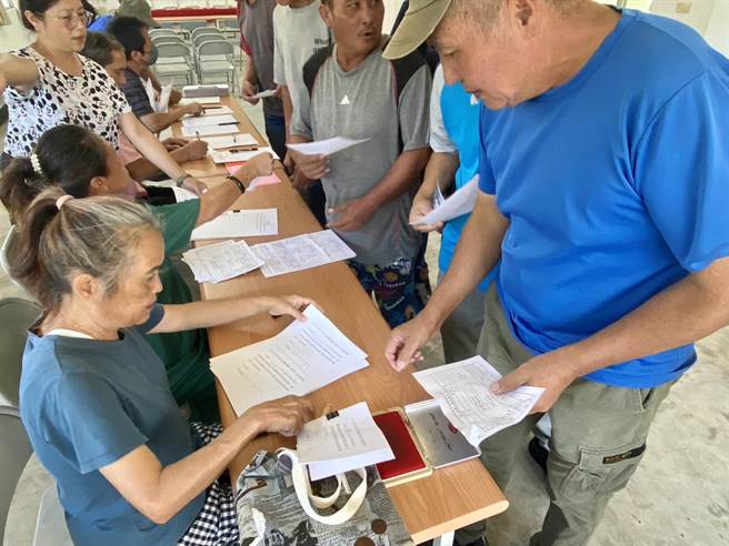 「台中市自达狩猎文化协会」成立，部落猎人于现场填写入会资料加入。（林业署台中分署提供／陈淑娥台中传真）