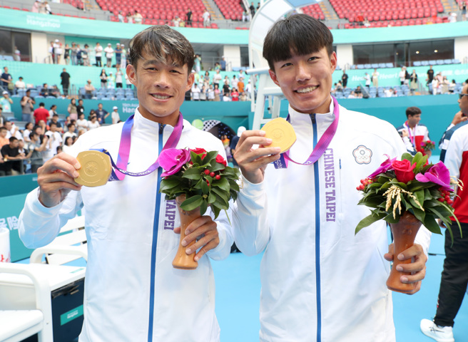 庄吉生（左）、许育修勇夺杭州亚运网球男双金牌。（郑任南摄）