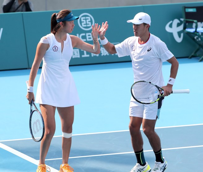 詹皓晴(左)、许育修。(郑任南摄)