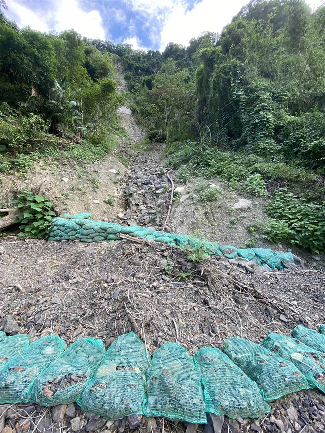 陈老先生说，住了40余年后山都没事，5月时却突然坍崩。（柯毓庭摄）