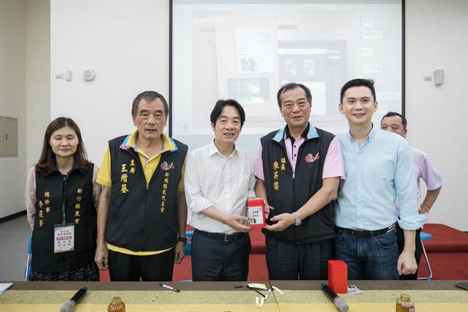 拔桩？赖清德私下亲赴新埔农会，国民党籍镇长全程陪同。（赖清德竞办提供）