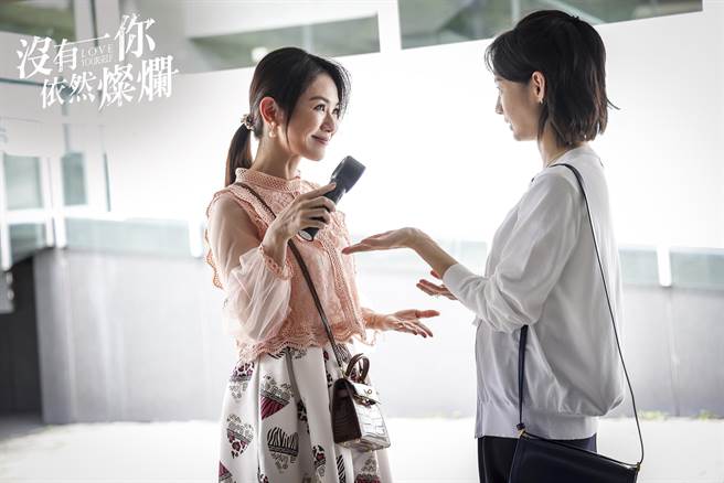 星卉（左）和简嫚书剧中是创业伙伴。（时创影业提供）