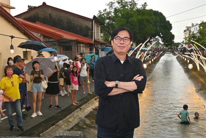 高雄市长陈其迈于29日傍晚到美浓出席水圳漫旅艺术节活动。（林瑞益摄）