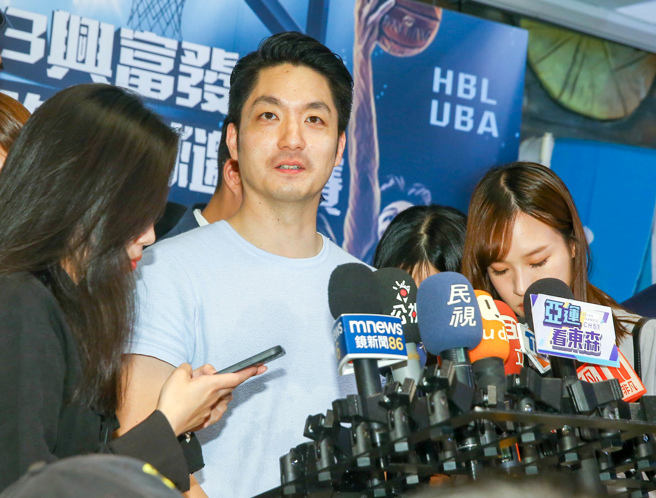 2023登峰造极青年篮球邀请赛于29日在台北体育馆举行，台北市长蒋万安（中）担任开球嘉宾。赛前媒体提问。（粘耿豪摄）