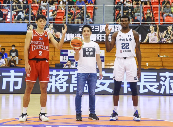 2023登峰造极青年篮球邀请赛于29日在台北体育馆举行，台北市长蒋万安（中）受邀开球。（粘耿豪摄）