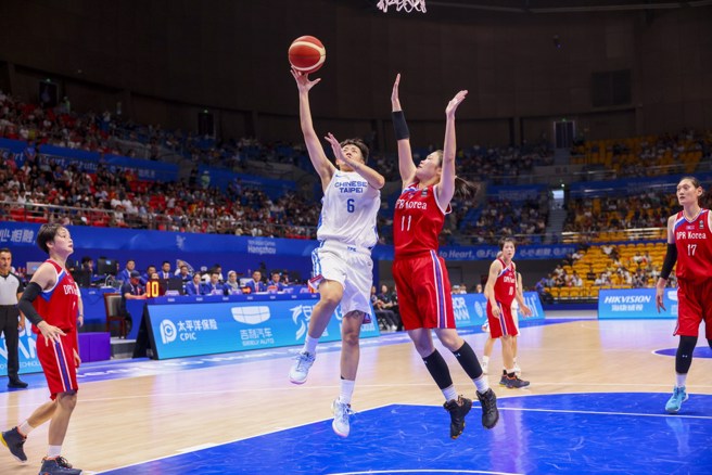 陈薇安(左)今天扮演中华女篮致胜功臣。(取自杭州亚运官网)