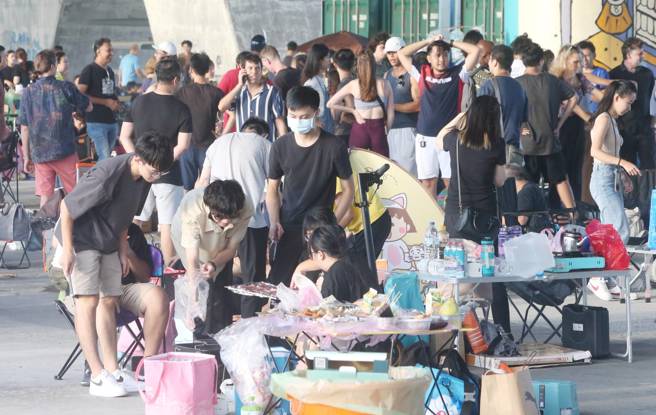 中秋節連續假期正式開始，大批民眾29日相約前往台北市政府開放的大佳河濱公園烤肉，一起開心過中秋。（趙雙傑攝）