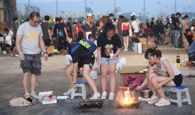 中秋節連續假期首日，許多民眾準備好食材，相約到台北市大直橋下廣場烤肉，一起開心過節。（張鎧乙攝）
