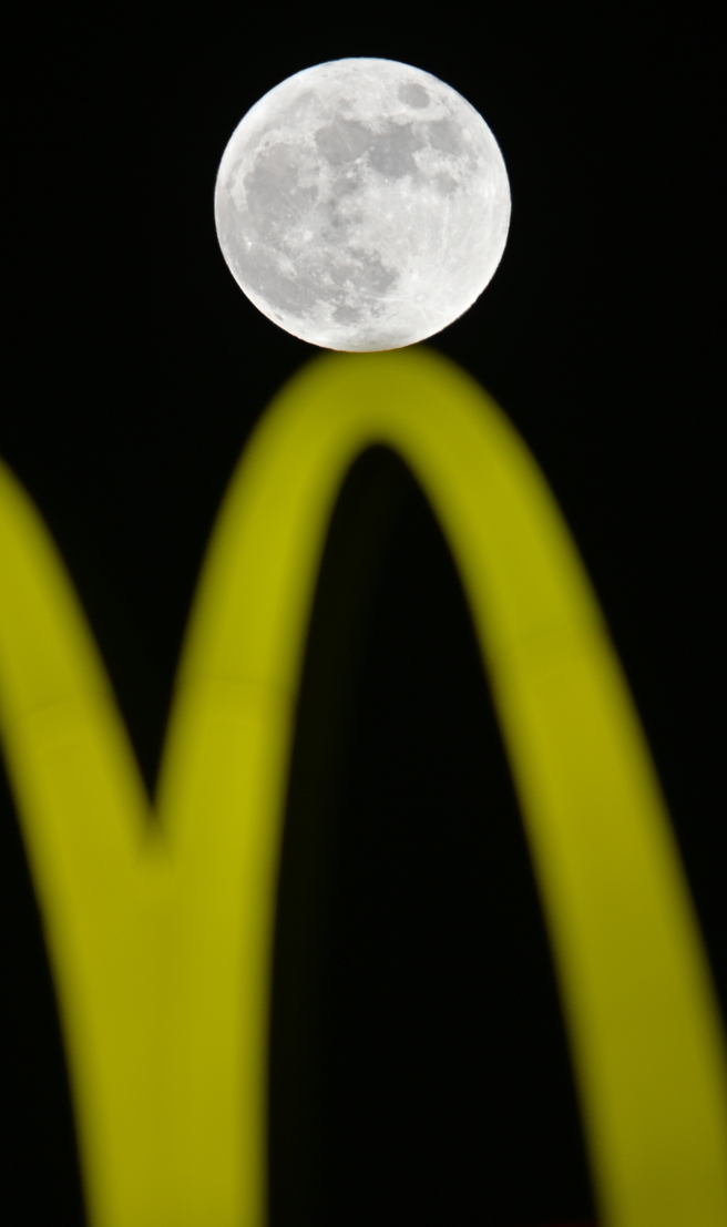 今年中秋節恰逢滿月，台北市天文館29日表示，今年不但是2015年來最大的中秋滿月，更是10年來中秋月最圓的一次，賞月最佳時機是月亮剛升起的時刻，也就是將近晚間6時至7時最適合觀賞，民眾如果錯過沒有看到，就要等到2037年才能再次在中秋節晚上看見滿月，圖為月亮在夜空中綻放著耀眼的光芒。（季志翔攝）