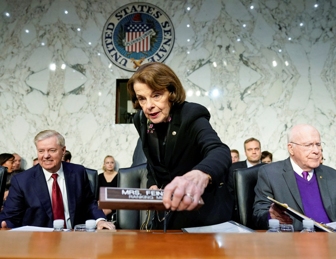 美国加州联邦参议员的范士丹（中）以90岁高龄辞世。（资料照／路透）