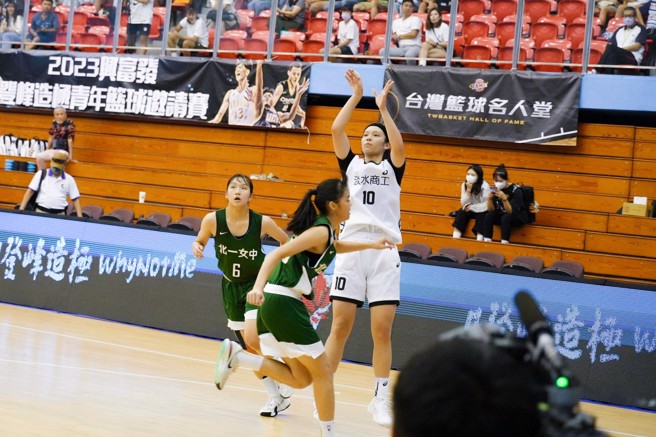 登峰造极篮球邀请赛，廖秀珍双十成绩率领淡商击败北一女中进而封后。(主办单位提供／黄邱伦传真)