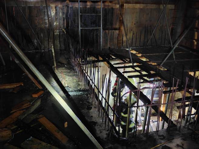 海军马公基地一栋新建大楼屋突层模板起火。（警消提供／许逸民澎湖传真）