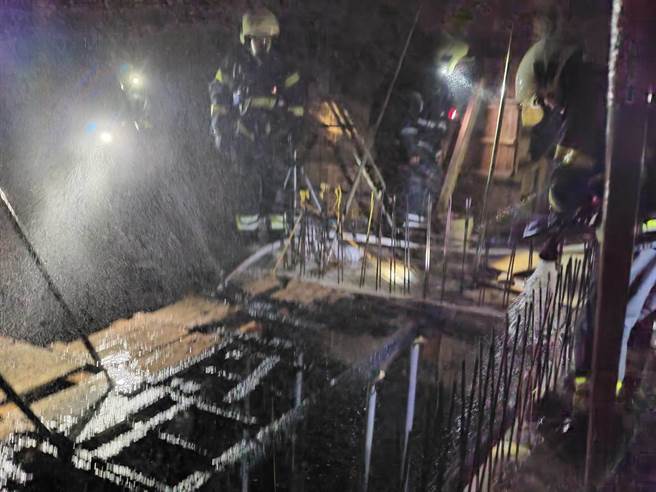 警消对屋突层内起火的模板洒水灌救。（警消提供／许逸民澎湖传真）