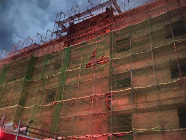 中秋夜屋突层模板起火的海军马公基地新建大楼。（警消提供／许逸民澎湖传真）