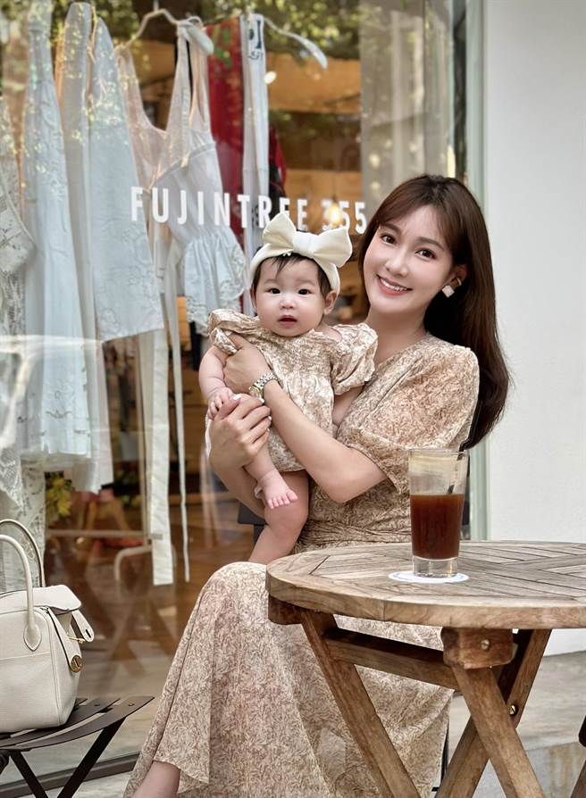 张若妤（右）喜爱替女儿打扮，经常穿母女装。（张若妤提供）