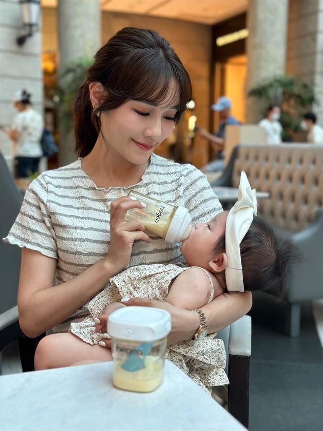 张若妤当妈妈后，母爱大喷发。（张若妤提供）