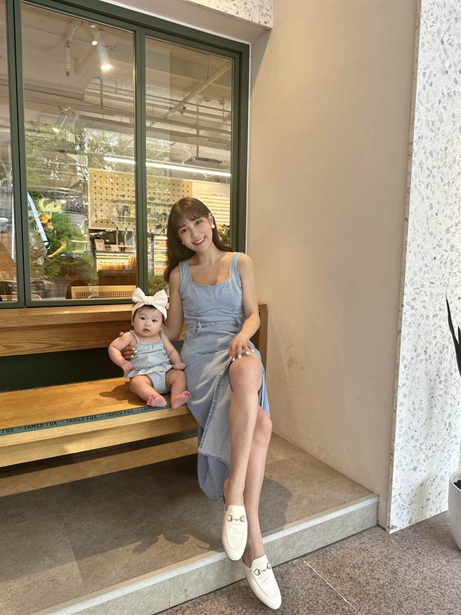张若妤笑称要趁小孩开始反抗之前，疯狂地搭配母女装。（张若妤提供）