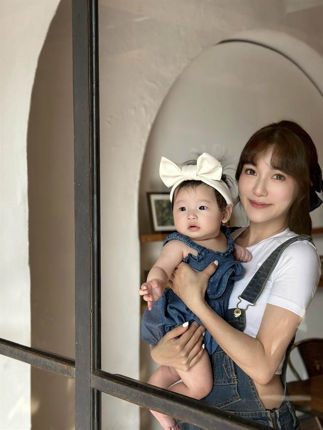 张若妤（右）热爱替女儿搭配服装。（张若妤提供）