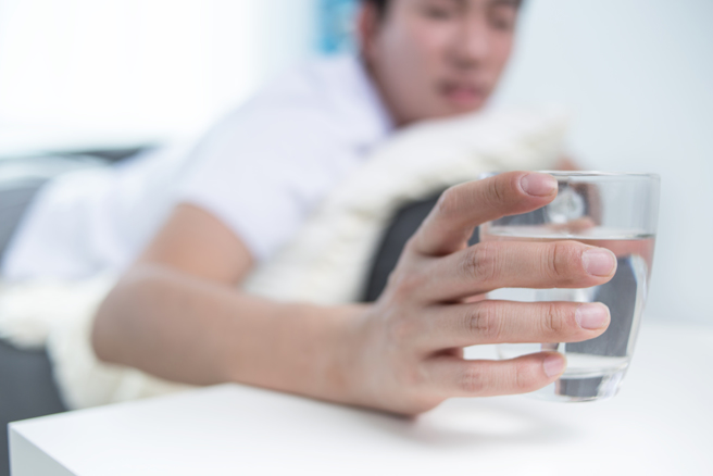 民眾放假聚会不免喝酒纾压，但狂欢后不免想要解酒，让精神体力恢復正常，或减轻隔天的宿醉困扰。(示意图/ Shutterstock )