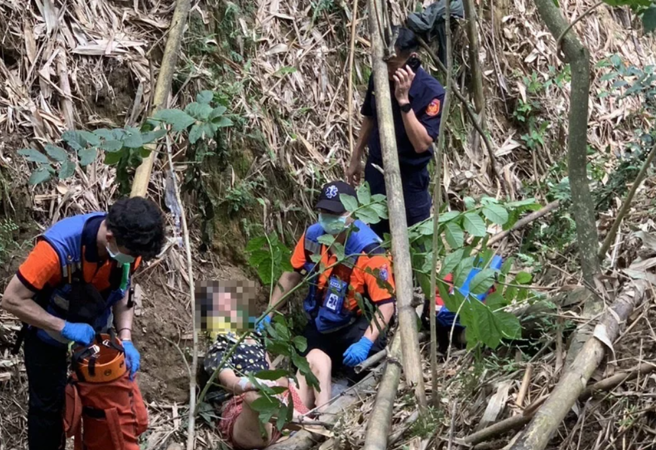 台南83岁老妇骑单车失踪4天，新化山区深50米山谷寻获。(戴志扬翻摄)