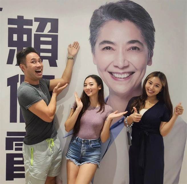 谢沛恩（中）带着妹妹（又）和友人一起到连署站力挺妈妈。（摘自谢沛恩IG）