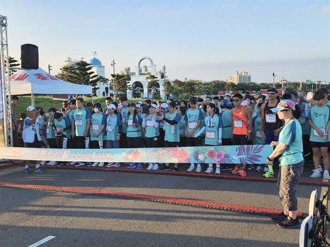 新竹「戀戀海岸線」全國馬拉松今天清晨在南寮17公里海岸線登場，近6000位大小朋友同場出發。（陳育賢攝）