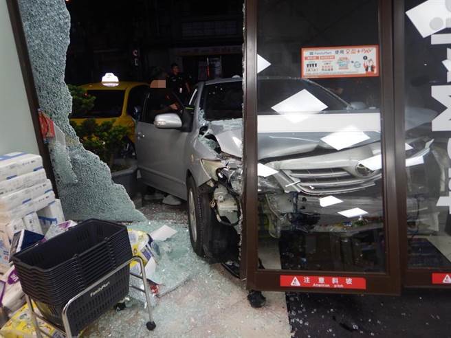 60岁刘姓男子驾驶TOYOTA银色轿车被与46岁吴姓男子驾驶的计程车相撞后，又被推撞至便利超商，造成超商大门损毁。（民眾提供／潘虹恩台中传真）