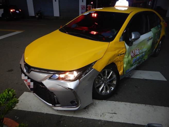 60岁刘姓男子驾驶TOYOTA银色轿车与46岁吴姓男子驾驶的计程车相撞，造成计程车左侧板金、轮胎和车门都被撞凹。（民眾提供／潘虹恩台中传真）