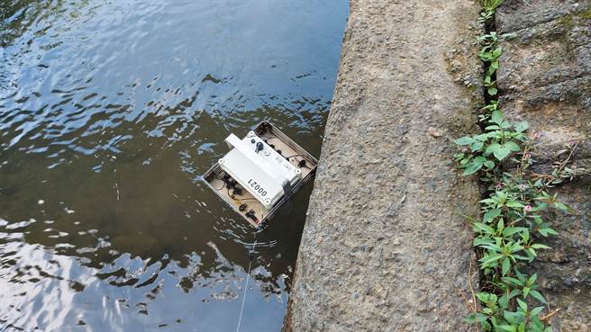 移动式水质感测器设置于内沟溪等支流进行监测。(黄敬文翻摄)