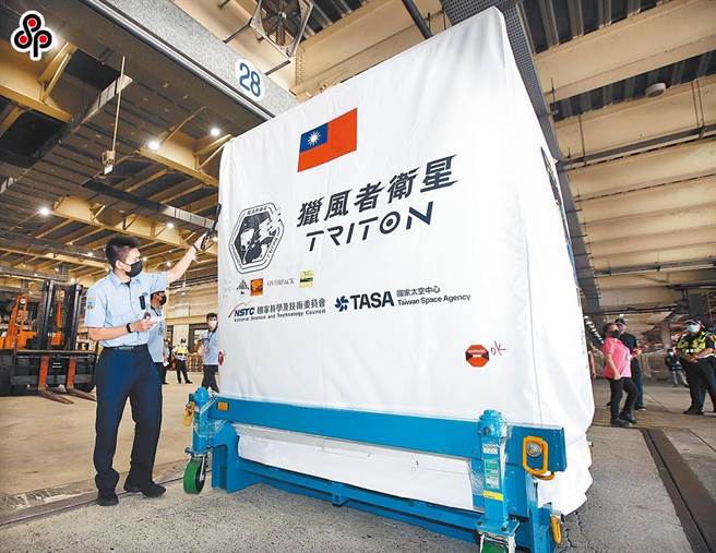 图为「猎风者」卫星于7月14日运抵桃园机场，准备送往法属圭亚那发射升空，机场安检人员正在检查卫星的包装外观。（本报资料照）