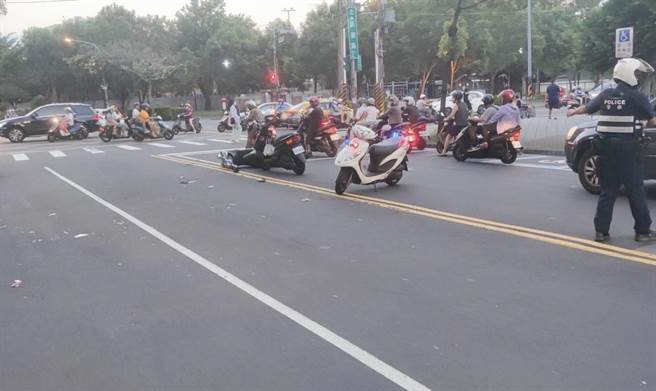 计程车违规撞倒机车，骑士持安全帽殴打运将。（警方提供）