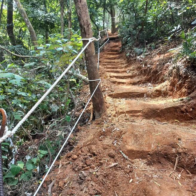 火炎山南側登山步道1.5K崩落處已完成改道，全線已可通行。（火炎山登山協會提供／謝明俊苗栗傳真）
