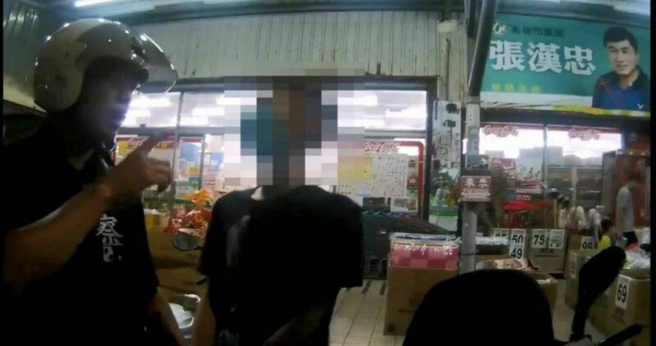 詐欺通緝犯邱男，違規未帶安全帽騎車被捕，急得求警見阿嬤做告別。（圖／翻攝畫面）