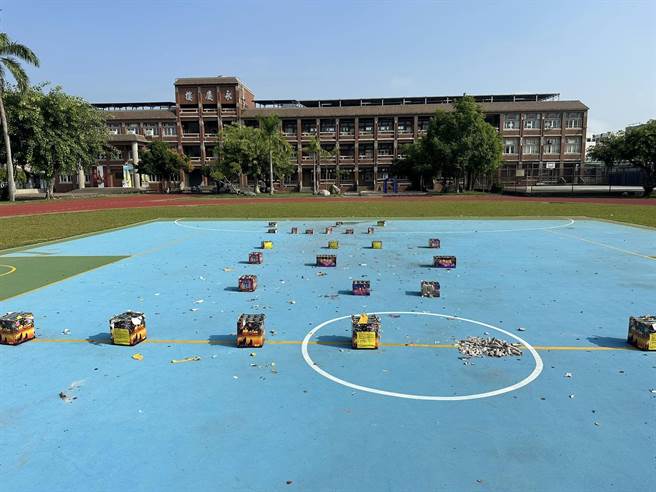 嘉義縣文昌國小今凌晨疑遭人進入，在操場中間的球場放煙火，且射後不理，留下2、30個煙火殘盒。（取自賴英杰臉書∕呂妍庭嘉義傳真）