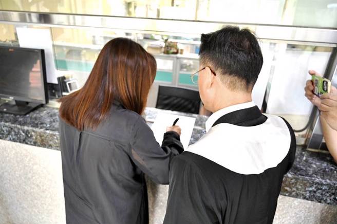 马文君强调自己善尽职责，监督行政，可受公评，30日在律师罗闳逸陪同下提告，捍卫名誉。（杨静茹摄）