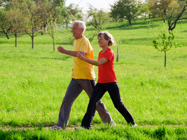 健走是最便利又能為健康帶來好處的運動，很多人會以日行萬步當成目標。（示意圖／Shutterstock）