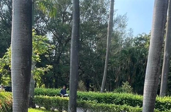 高雄鸟松区民眾于今（30）日下午2时许在鸟松区澄清湖园区蒋公行馆前发现一名九旬妇人疑似落水，警消获报到场处理与调查。（翻摄照片／林瑞益高雄传真）