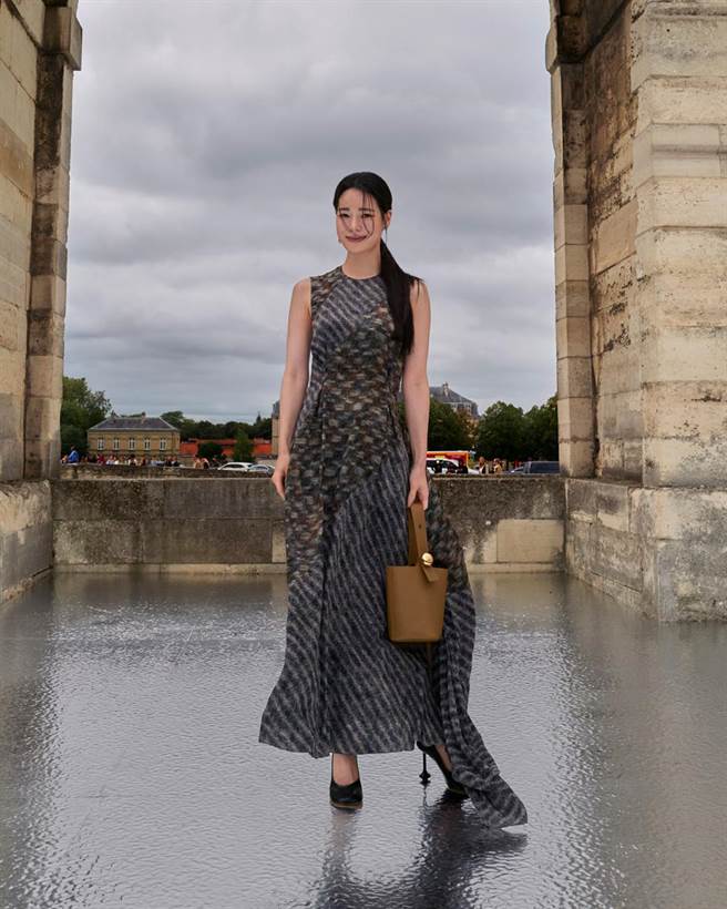 韩国女星林智妍一身仙气飘逸现身，气场完全不输杨幂。（Loewe提供／黄唯淯台北传真）