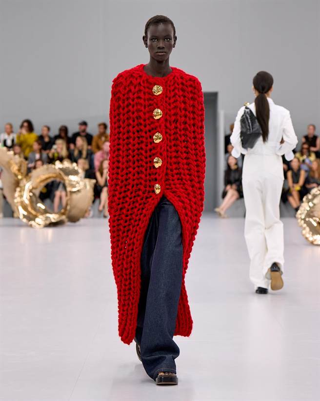 大秀中有不少套这种包裹性佳的大衣，视觉感与包覆性都很够。（Loewe提供／黄唯淯台北传真）