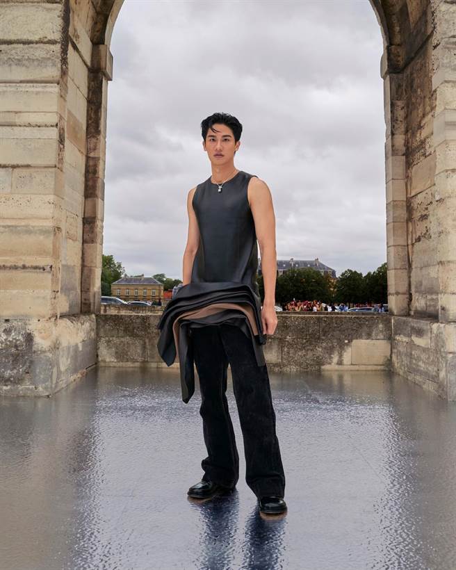 泰国男星Tawan Vihokratana露出精壮手臂，成为场上最受瞩目的亚洲最帅。（Loewe提供／黄唯淯台北传真）