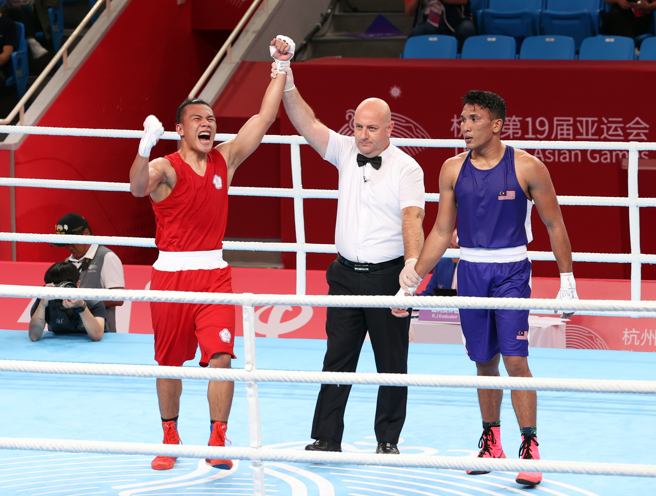 「阿甘」甘家葳（红衣）在杭州亚运拳击男子71公斤级晋级4强，确定为中华队拿下奖牌，终结53年亚运男子拳击奖牌荒。（WOWSight提供）