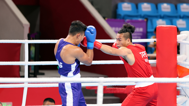 中华队拳击好手甘家葳（红衣）在杭州亚运男子71公斤级8强赛击败马来西亚选手，晋级4强也确定奖牌入袋。（WOWSight提供）