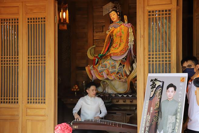国际级青年古筝大师黄伟杰现场演奏，举办「筝情恩典」音乐会，古筝天籁与薪传馆的寧静融为一体。（周丽兰摄）