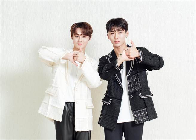 鐘亨（右）、珉奎開心祝粉絲「中秋節快樂」。（微樂客提供）